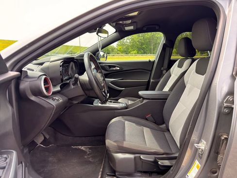 Used 2024 Chevrolet Trax RS FWD image 2