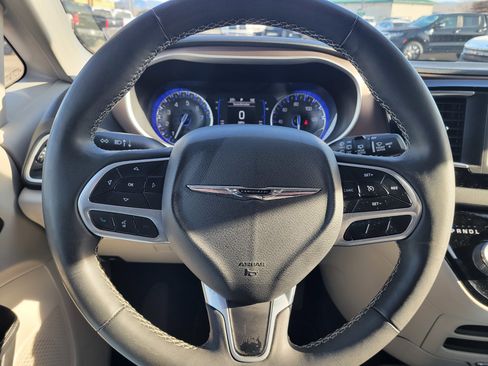 Used 2023 Chrysler Voyager LX image 8