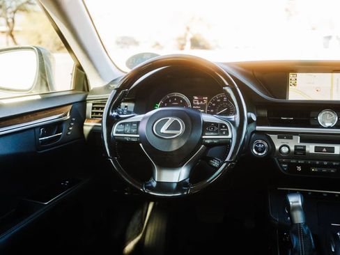 Used 2017 Lexus ES 300h w/ Luxury Package image 33