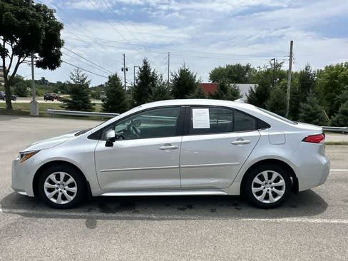 Used 2024 Toyota Corolla LE FWD image 2