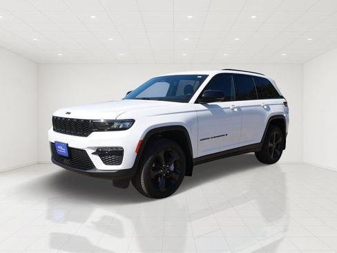 Used 2025 Jeep Grand Cherokee Limited w/ Black Appearance Package AWD/4WD image 2