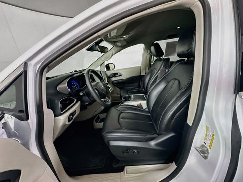 Used 2024 Chrysler Pacifica Touring-L FWD image 13