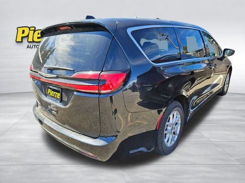 Used 2023 Chrysler Pacifica Touring-L FWD image 5