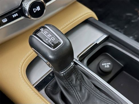 Used 2016 Volvo XC90 T6 Momentum w/ Vision Package image 17