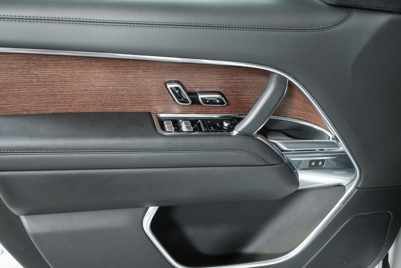 Used 2024 Land Rover Range Rover SE AWD/4WD image 8