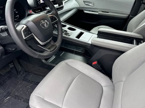Certified 2025 Toyota Sienna XLE w/ XLE Plus Package image 11