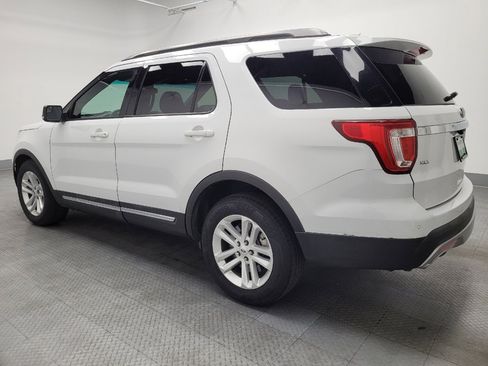 Used 2017 Ford Explorer XLT image 3