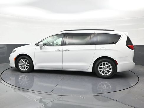Used 2022 Chrysler Pacifica Touring-L FWD image 2
