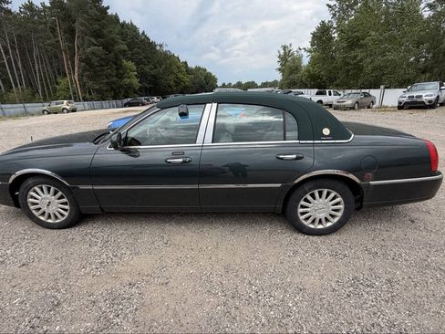 Used 2003 Lincoln Town Car Signature RWD image 2
