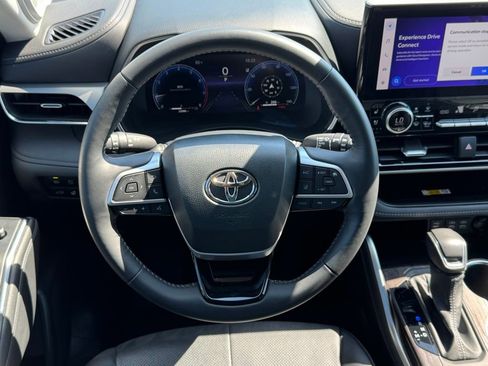 Used 2024 Toyota Highlander Platinum FWD image 24