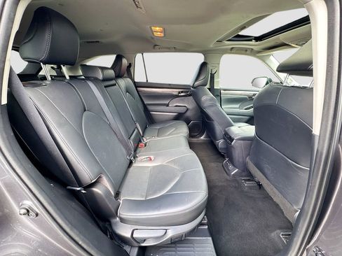 Used 2021 Toyota Highlander Limited FWD image 30