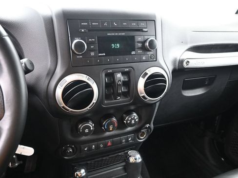 Used 2018 Jeep Wrangler Unlimited Sahara w/ Connectivity Group AWD/4WD image 15