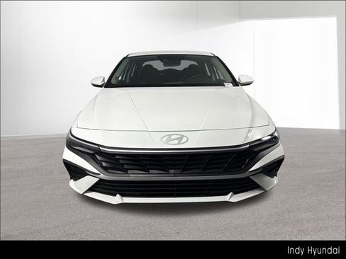 Used 2025 Hyundai Elantra Hybrid FWD image 18