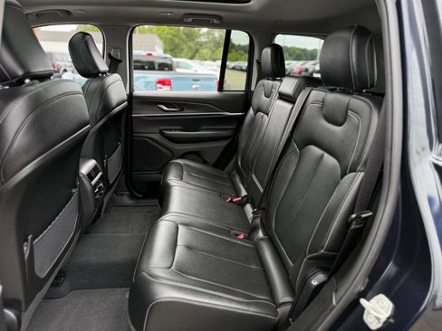 Used 2023 Jeep Grand Cherokee Limited AWD/4WD image 16