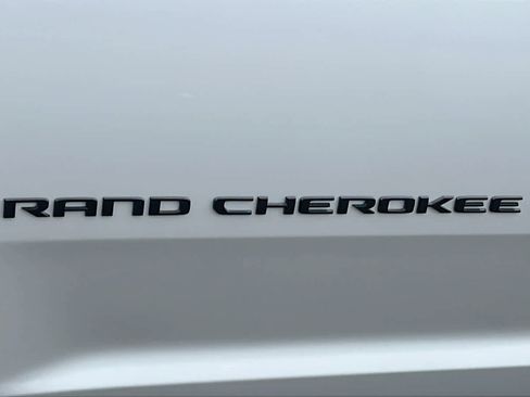 New 2025 Jeep Grand Cherokee Altitude image 28