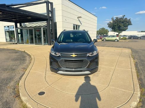 Used 2017 Chevrolet Trax LT w/ LT Convenience Package image 2