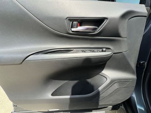 Used 2021 Toyota Venza LE image 30