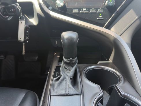 Used 2021 Toyota Camry SE FWD image 3