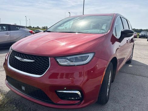 Used 2024 Chrysler Pacifica Touring-L FWD image 6