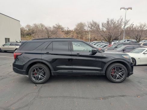 Used 2025 Ford Explorer ST-Line w/ ST-Line Street Pack image 2