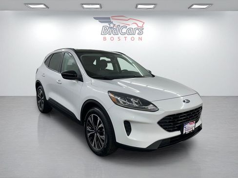 Used 2022 Ford Escape SE w/ SE Sport Appearance Package AWD/4WD image 3
