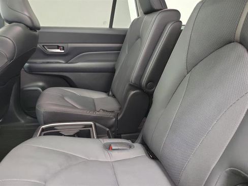 Used 2024 Toyota Grand Highlander AWD image 11