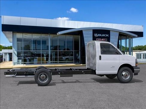 New 2026 GMC Savana 4500 w/ Driver Convenience Package image 5