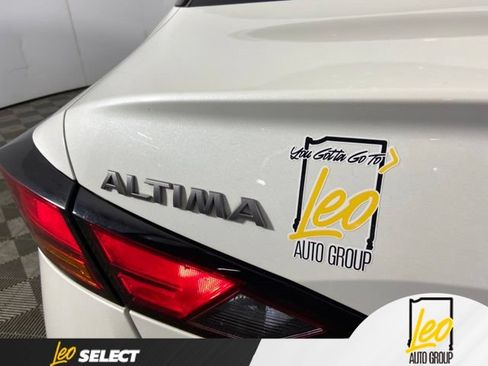 Used 2024 Nissan Altima 2.5 SR w/ SR Premium Package FWD image 11