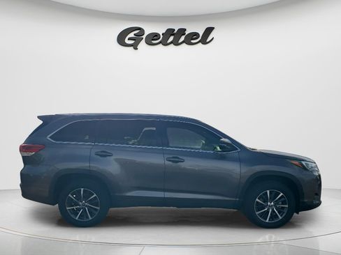 Used 2019 Toyota Highlander XLE FWD image 3
