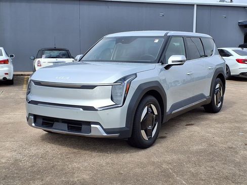 Used 2024 Kia EV9 Light RWD image 3
