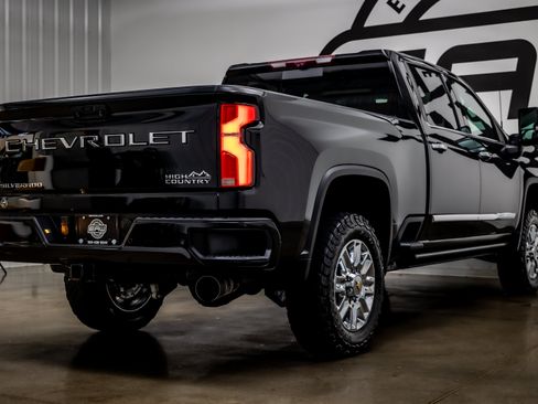 Used 2024 Chevrolet Silverado 2500 High Country w/ High Country Premium Package AWD/4WD image 37