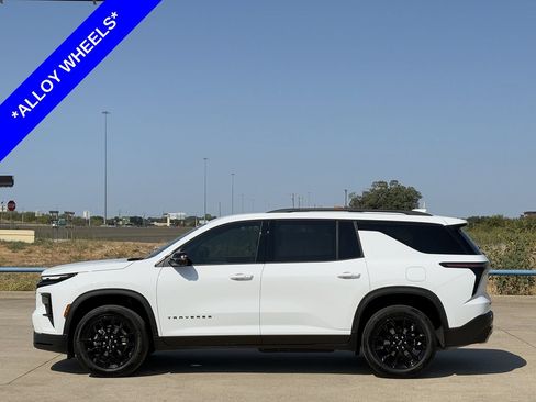 Used 2025 Chevrolet Traverse LT w/ Midnight/Sport Edition FWD image 3