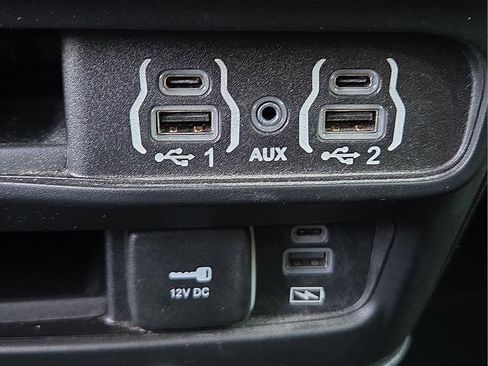 Used 2022 Chrysler Pacifica Touring image 18