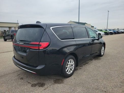 Used 2023 Chrysler Pacifica Touring-L FWD image 23