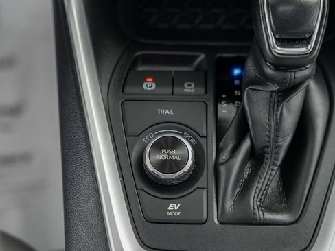 Used 2022 Toyota RAV4 XLE Premium image 27