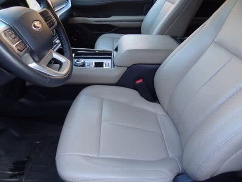 Used 2023 Ford Expedition XLT image 6
