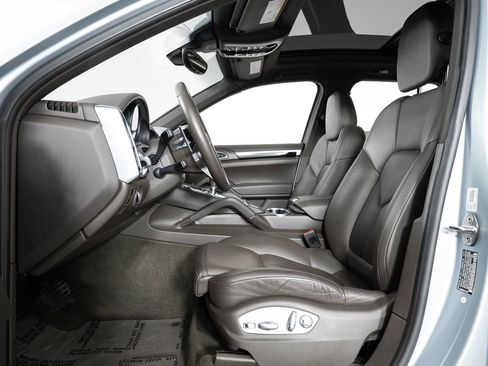 Used 2018 Porsche Cayenne Platinum Edition w/ Premium Package image 13