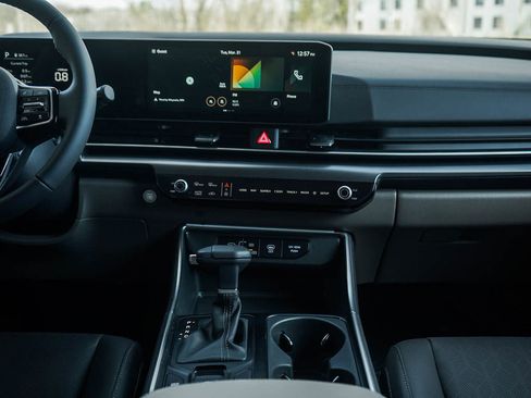 New 2026 Kia Carnival FWD image 17