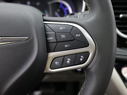 Used 2023 Chrysler Pacifica Limited FWD image 25