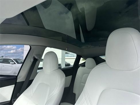 Used 2022 Tesla Model Y Long Range image 16