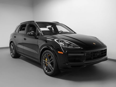 Certified 2023 Porsche Cayenne Turbo S AWD/4WD image 10