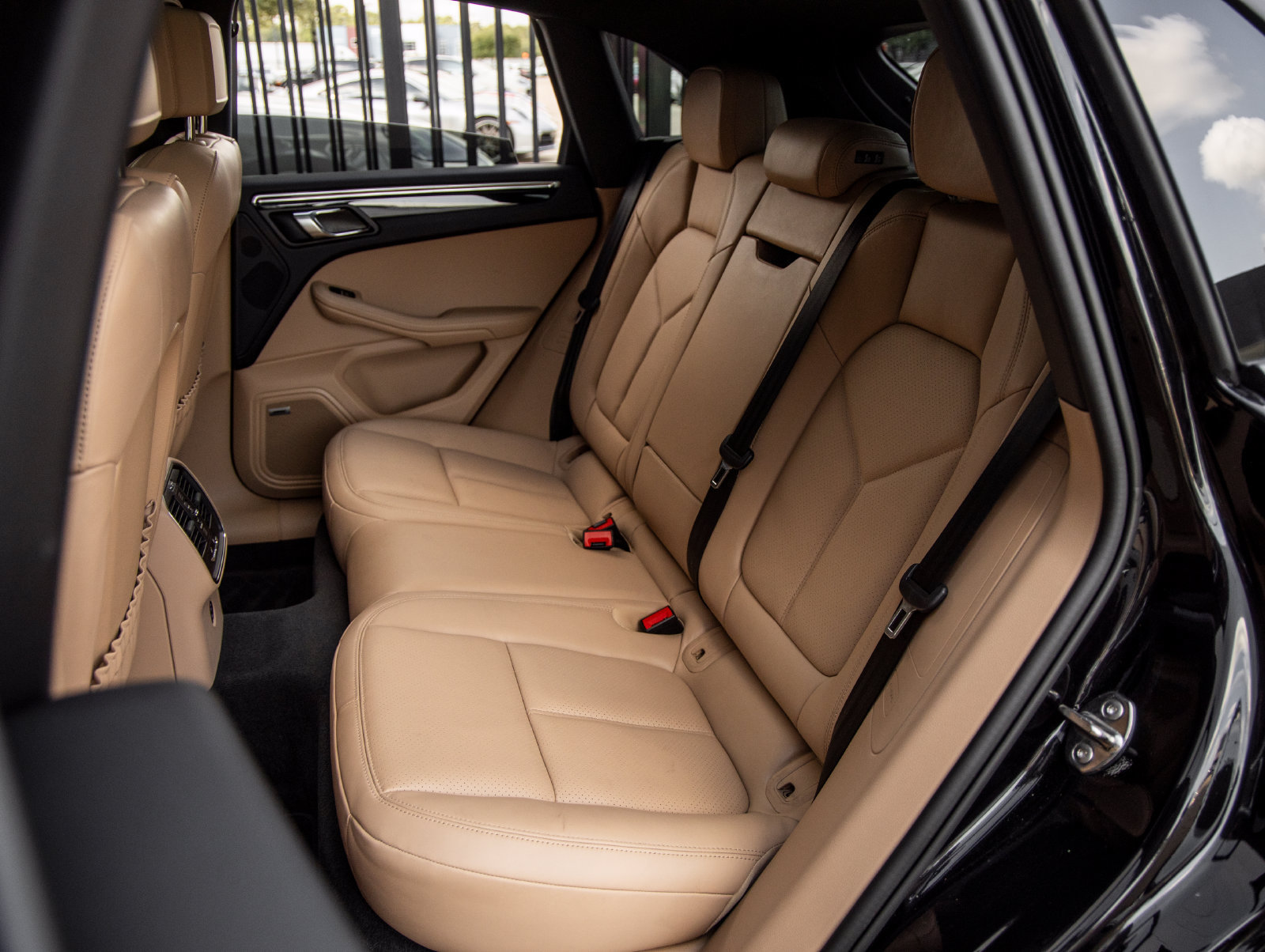 Certified 2024 Porsche Macan AWD/4WD image 35