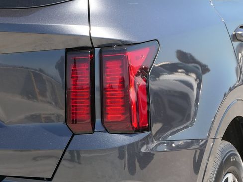 Used 2023 Kia Sorento EX w/ Panoramic Sunroof Package FWD image 4