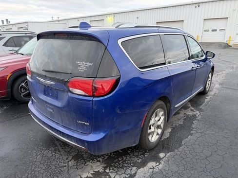 Used 2019 Chrysler Pacifica Limited image 3