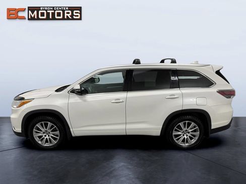 Used 2016 Toyota Highlander XLE AWD/4WD image 3