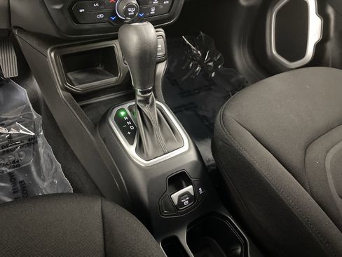 Used 2021 Jeep Renegade Latitude FWD image 27