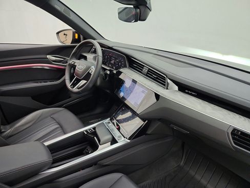 Used 2024 Audi Q8 e-tron Premium Plus w/ Premium Plus Package AWD/4WD image 18