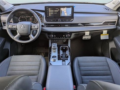 New 2025 Mitsubishi Outlander SE image 17