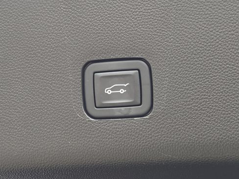 Used 2023 Chevrolet Traverse RS AWD/4WD image 19