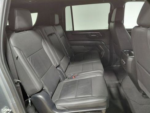 Used 2025 Chevrolet Suburban Z71 image 44